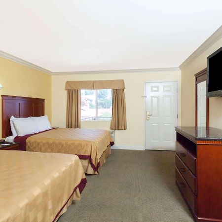 Travelodge By Wyndham Brea Buitenkant foto
