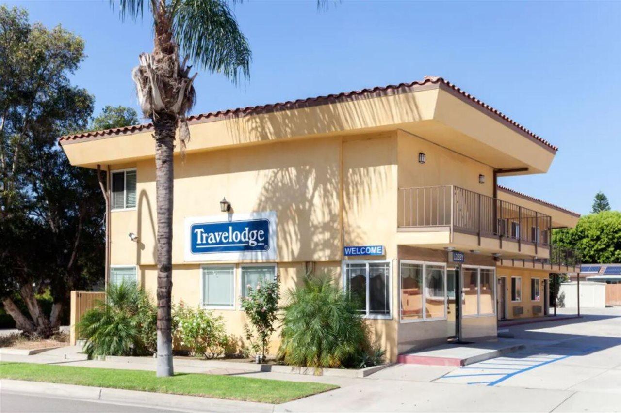 Travelodge By Wyndham Brea Buitenkant foto