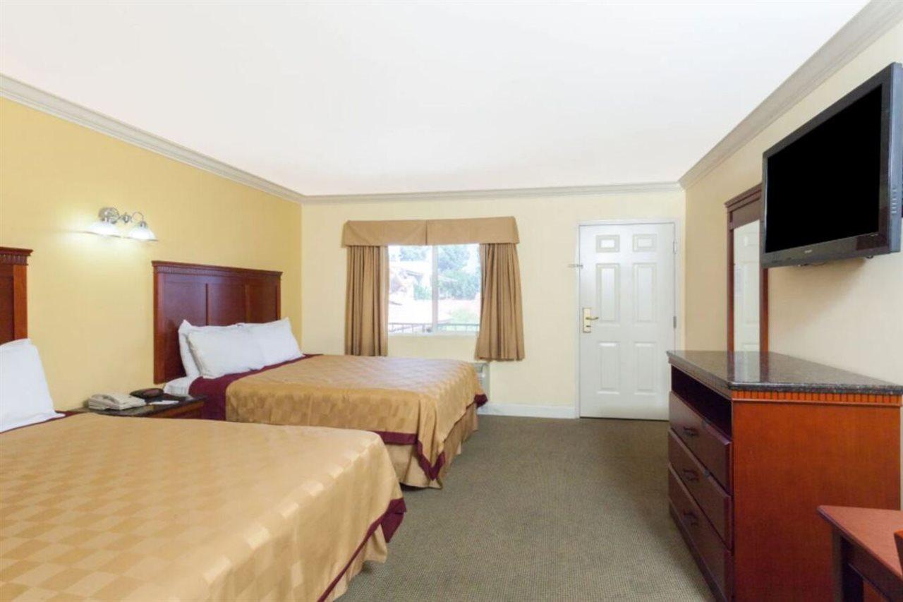 Travelodge By Wyndham Brea Buitenkant foto
