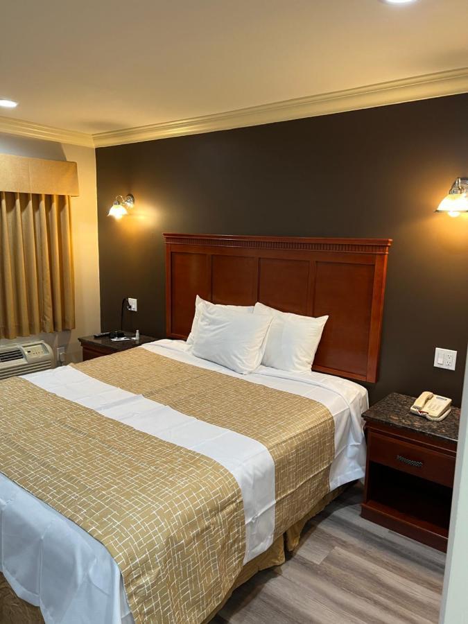 Travelodge By Wyndham Brea Buitenkant foto