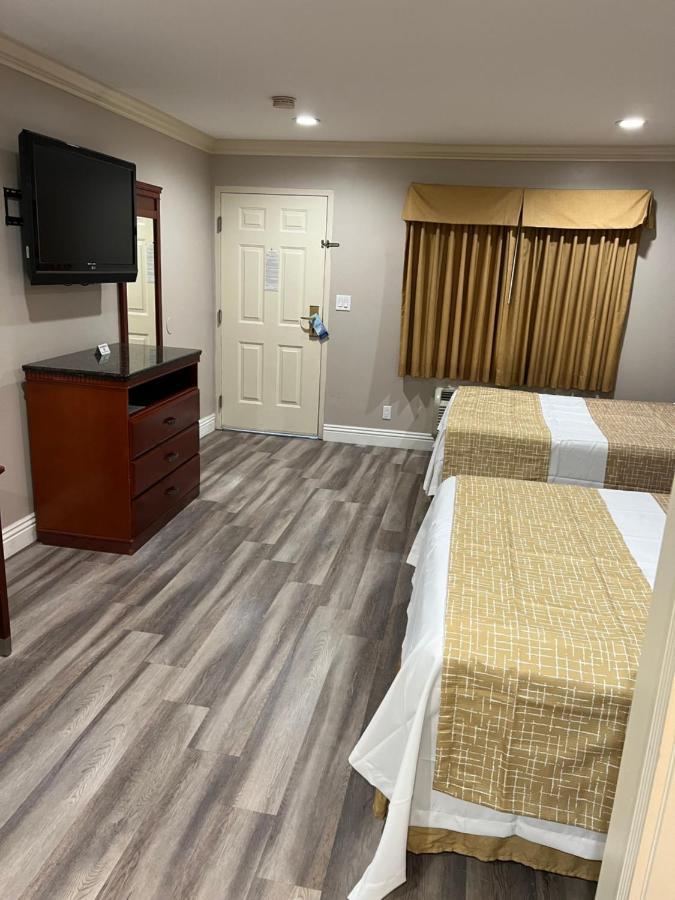 Travelodge By Wyndham Brea Buitenkant foto