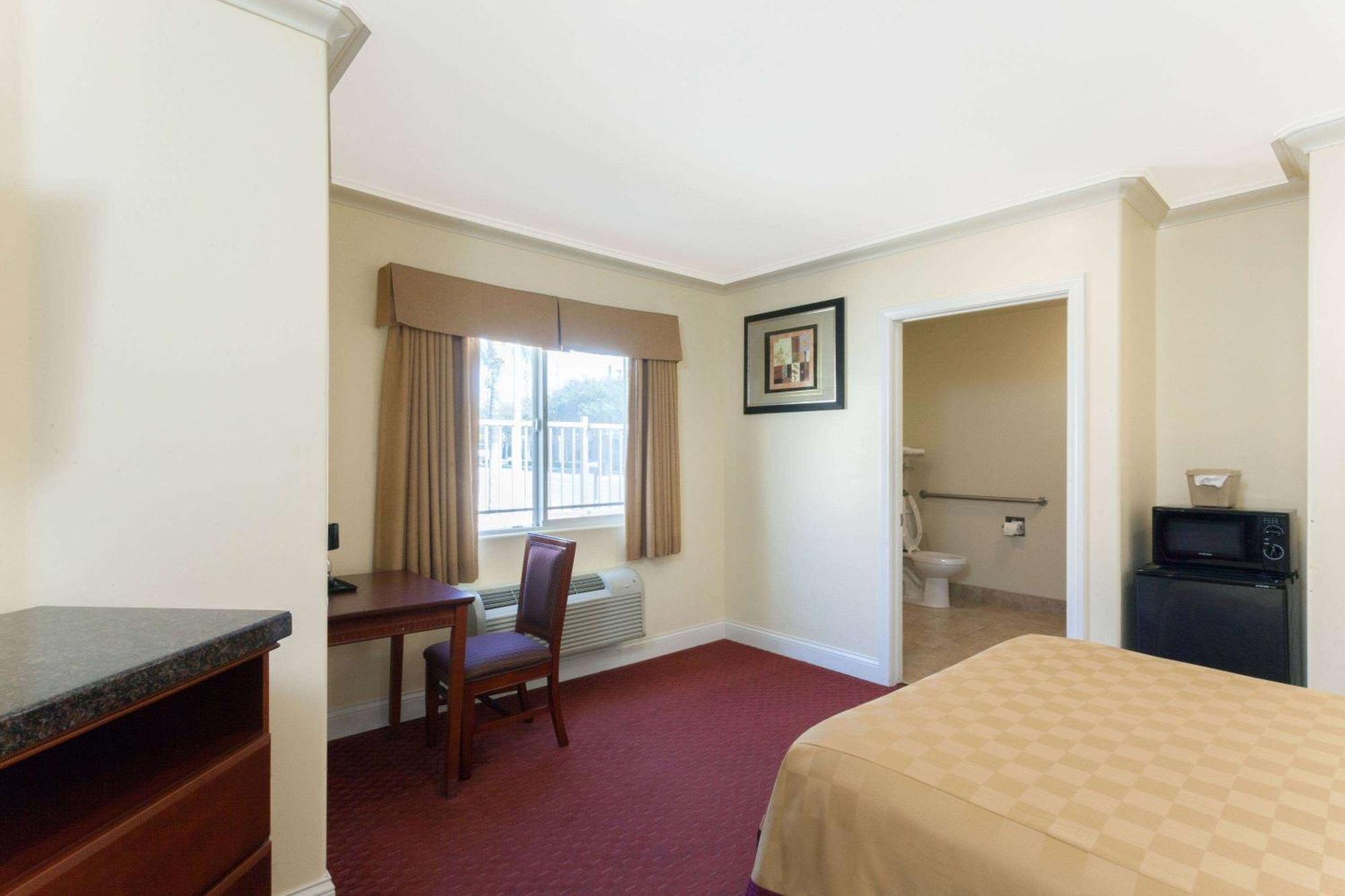 Travelodge By Wyndham Brea Buitenkant foto