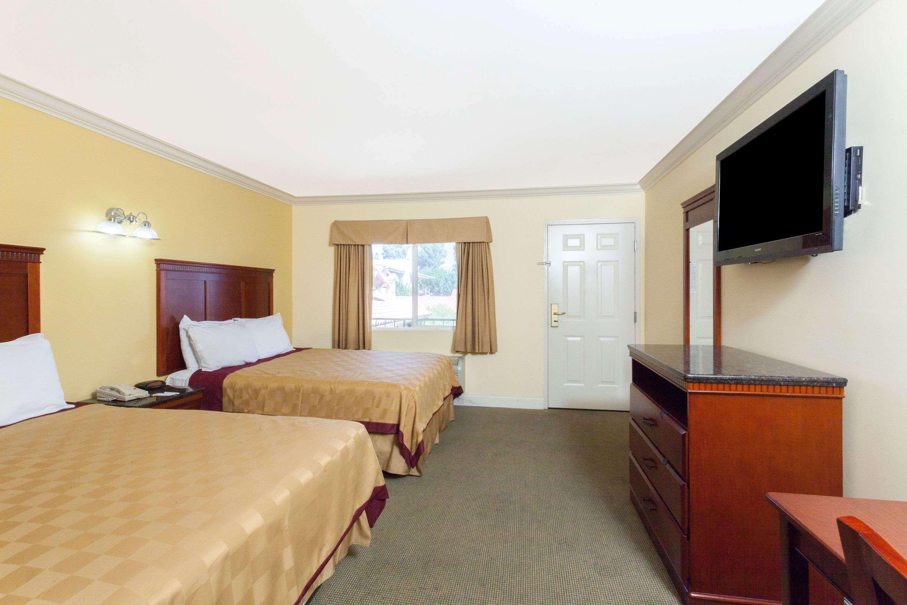 Travelodge By Wyndham Brea Buitenkant foto