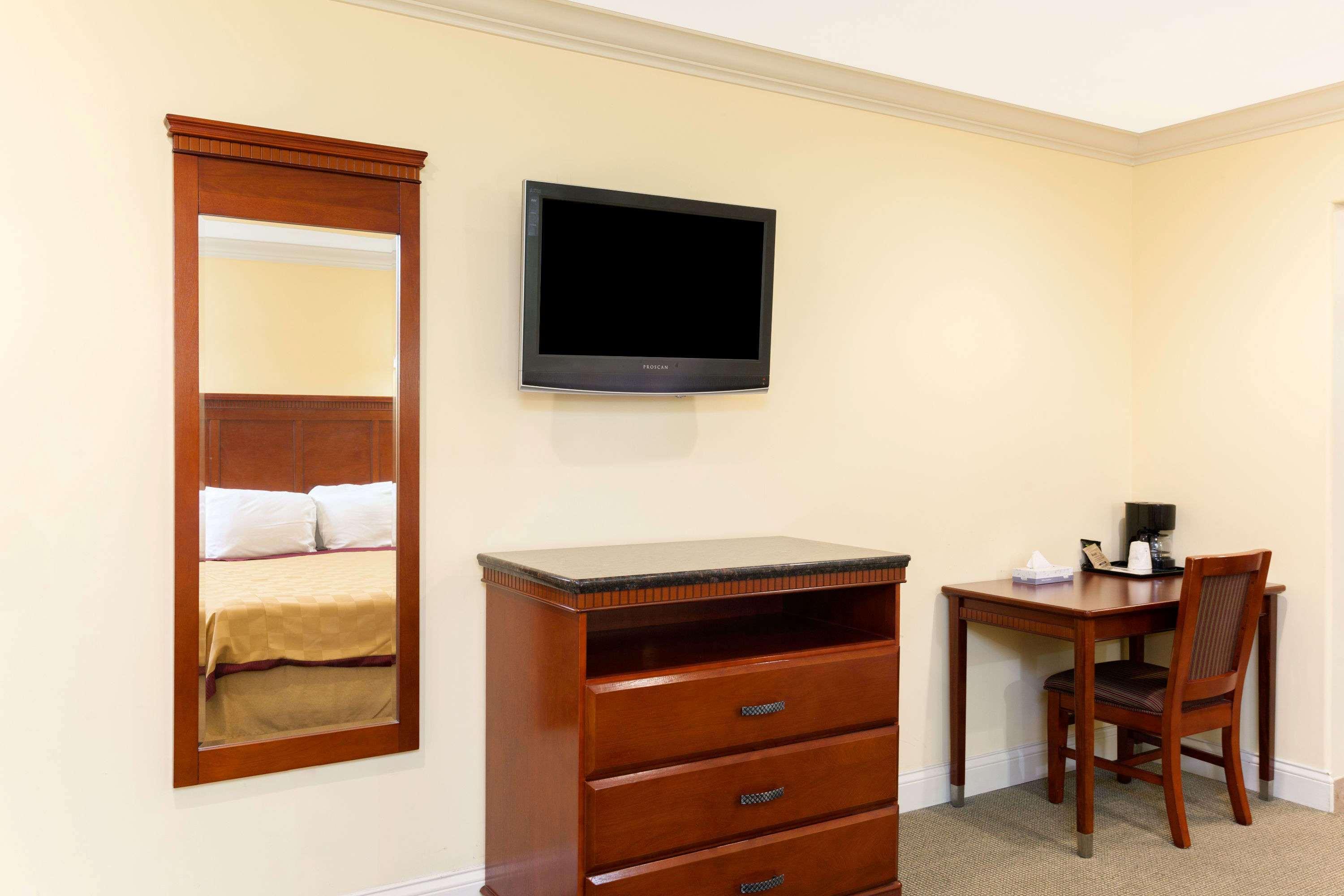Travelodge By Wyndham Brea Buitenkant foto