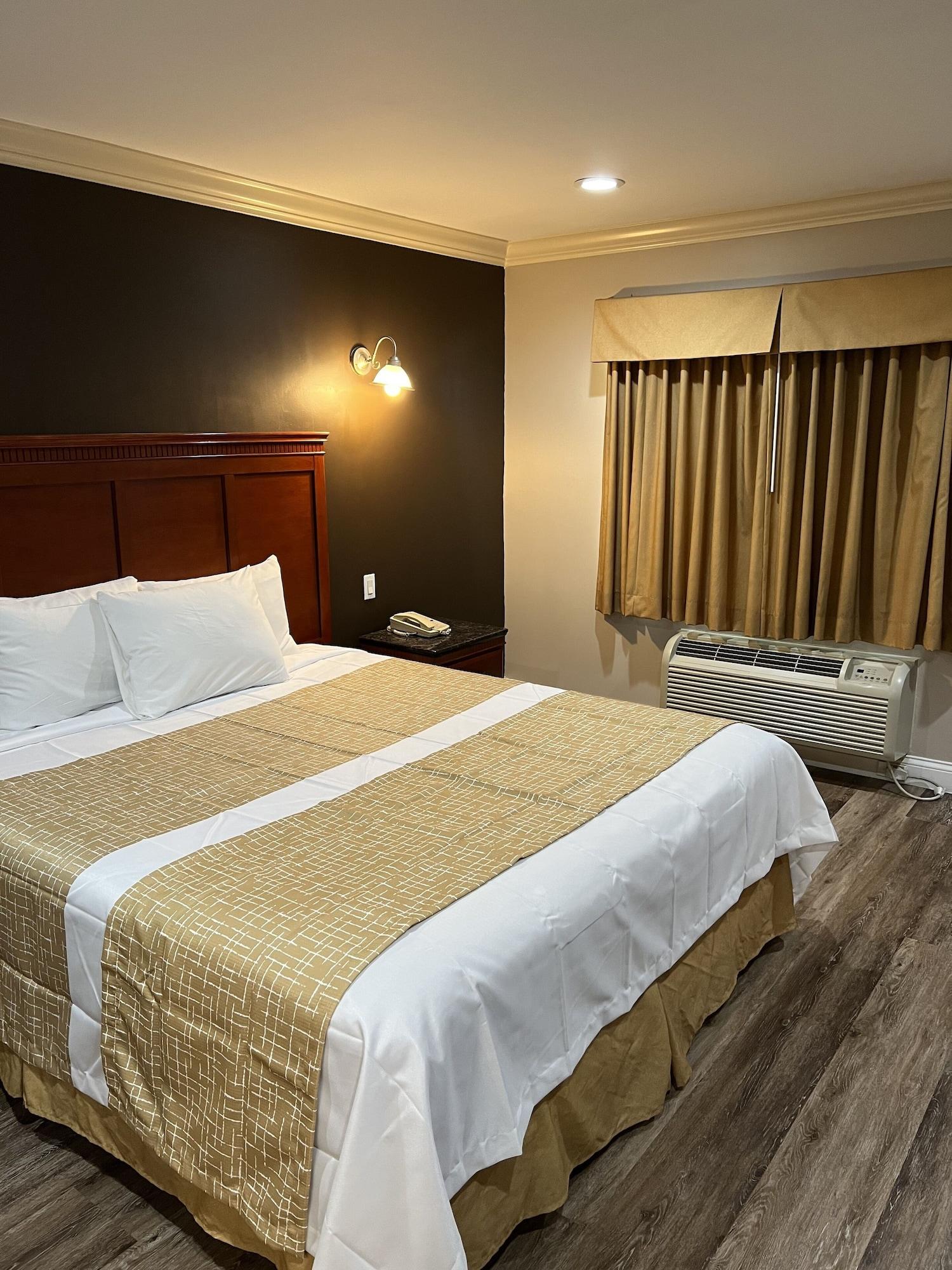 Travelodge By Wyndham Brea Buitenkant foto