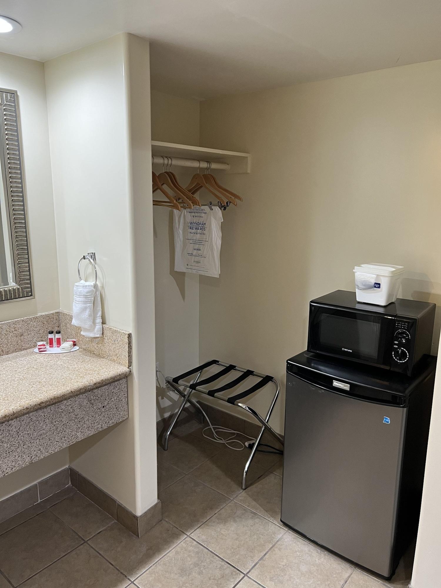 Travelodge By Wyndham Brea Buitenkant foto