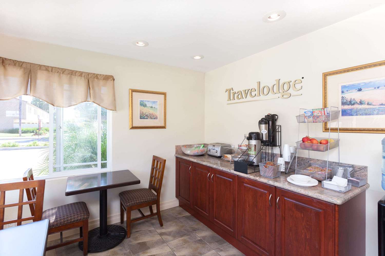 Travelodge By Wyndham Brea Buitenkant foto